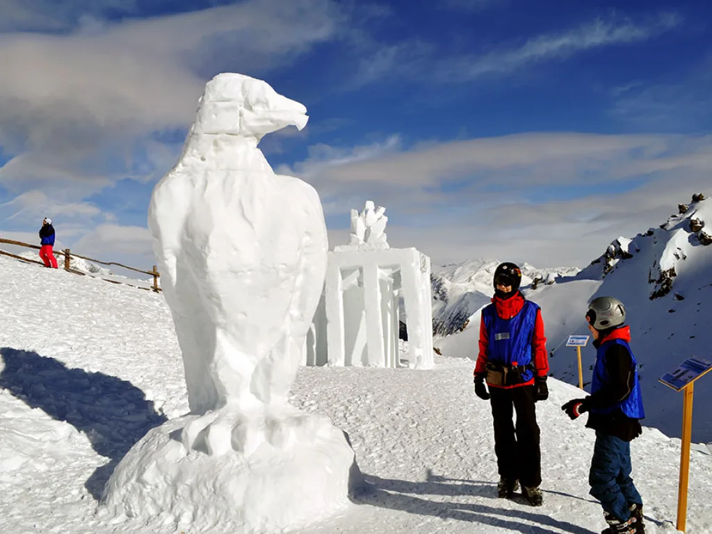 Große Schneeskulptur eines Adlers auf dem Berg.